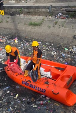 Respon Aduan Warga, Pemkot Makassar Kerahkan Tim Gabungan Bersihkan Sampah di Kanal Bara-Baraya