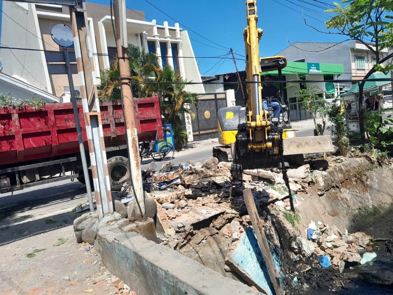 Pemerintah Kota melalui Dinas Pekerjaan Umum (PU) Makassar, terus bergerak menindaklanjuti program penataan kota di sejumlah titik. 