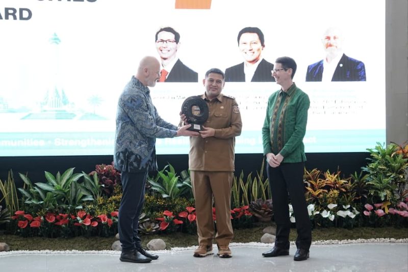 Pemerintah Kota Makassar bersama bersama Universitas Hasanuddin dan Monash University (Australia) menggelar Mayor's Exclusive Roundtable Meeting and Official Acceptance of the WRI Ross Center Prize for Cities 2025-2026 Award di Baruga Anging Mammiri, Rumah Jabatan Wali Kota Makassar, Senin (22/6/2026).