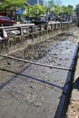 Dinas PU Makassar Normalisasi Drainase Jalan Pengayoman Usai Aduan Warga di Lontara Plus