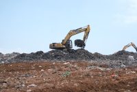 Hari ini, 1 Juli 2026, Kota Makassar resmi memulai sebuah revolusi hijau yang akan mengubah wajah kota kita selamanya. Dinas Lingkungan Hidup (DLH) Kota Makassar secara resmi memberlakukan uji coba (pilot project) aturan ketat: Larangan operasional open dumping (pembuangan terbuka) di TPA Tamangapa dan pelarangan total sampah organik masuk ke TPA.