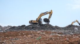 Hari ini, 1 Juli 2026, Kota Makassar resmi memulai sebuah revolusi hijau yang akan mengubah wajah kota kita selamanya. Dinas Lingkungan Hidup (DLH) Kota Makassar secara resmi memberlakukan uji coba (pilot project) aturan ketat: Larangan operasional open dumping (pembuangan terbuka) di TPA Tamangapa dan pelarangan total sampah organik masuk ke TPA.