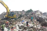 Warga yang sedang memulung di TPA Tamangapa. Ist