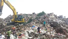 Warga yang sedang memulung di TPA Tamangapa. Ist