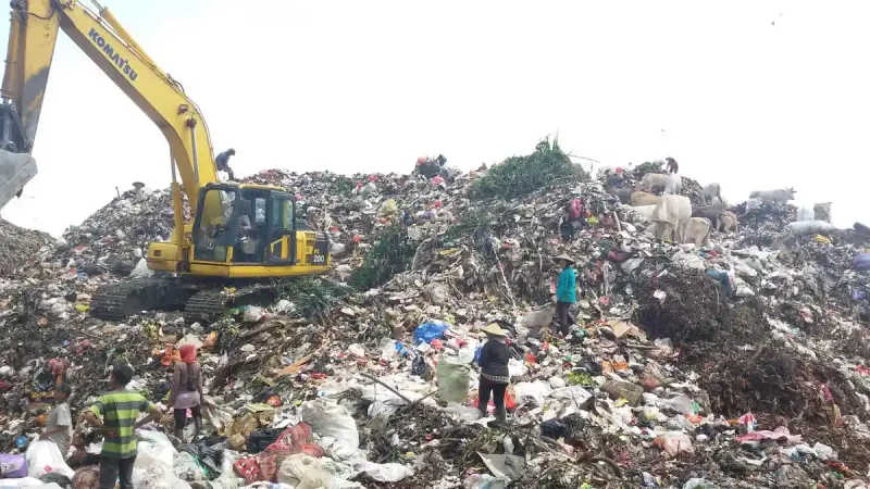 Warga yang sedang memulung di TPA Tamangapa. Ist