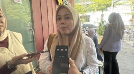Pejabat Pengawas Lingkungan Hidup (PPLH) Ahli Muda Dinas Lingkungan Hidup (DLH) Kota Makassar, Dr. Sandra Wulan, ST, M.Ling, memberikan penjelasan mengenai pelaksanaan kebijakan tersebut sekaligus meluruskan sejumlah kesalahpahaman yang berkembang di tengah masyarakat.