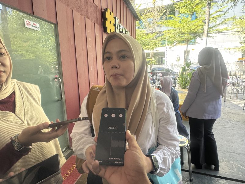 Pejabat Pengawas Lingkungan Hidup (PPLH) Ahli Muda Dinas Lingkungan Hidup (DLH) Kota Makassar, Dr. Sandra Wulan, ST, M.Ling, memberikan penjelasan mengenai pelaksanaan kebijakan tersebut sekaligus meluruskan sejumlah kesalahpahaman yang berkembang di tengah masyarakat.