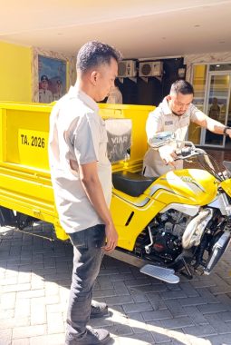 Permudah Pengangkutan, DLH Makassar Hibahkan Motor Tiga Roda untuk Pasar Senggol
